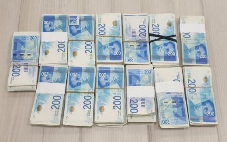 ضبط بندقية واموال في ديرحنا واعتقال اب وابنه
